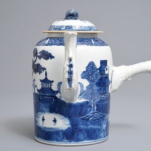 A Chinese blue and white chocolate jug with landscape design, Qianlong/Jiaqing — 照片 3