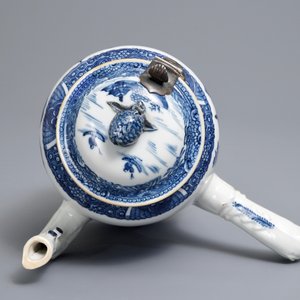 A Chinese blue and white chocolate jug with landscape design, Qianlong/Jiaqing — 照片 7