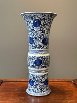 A Chinese blue and white 'chrysanthemum scroll' 'gu' vase, Kangxi — photo 3