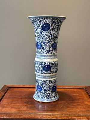 A Chinese blue and white 'chrysanthemum scroll' 'gu' vase, Kangxi — photo 4