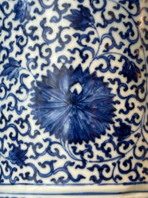 A Chinese blue and white 'chrysanthemum scroll' 'gu' vase, Kangxi — photo 7