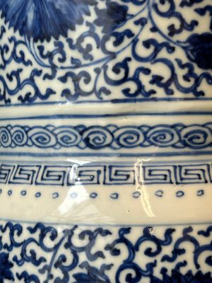 A Chinese blue and white 'chrysanthemum scroll' 'gu' vase, Kangxi — photo 8