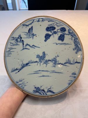 A Chinese blue and white circular plaque with two figures in a landscape, 19/20th C. — 照片 1