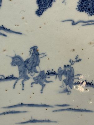 A Chinese blue and white circular plaque with two figures in a landscape, 19/20th C. — 照片 2