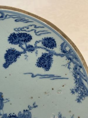 A Chinese blue and white circular plaque with two figures in a landscape, 19/20th C. — 照片 3