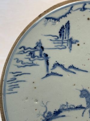 A Chinese blue and white circular plaque with two figures in a landscape, 19/20th C. — 照片 4