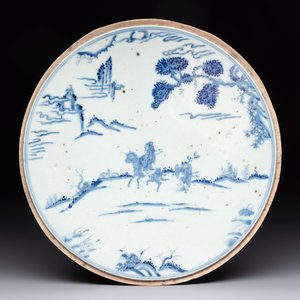 A Chinese blue and white circular plaque with two figures in a landscape, 19/20th C. — 照片 1