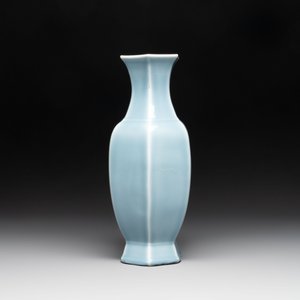 A Chinese blue and white claire-de-lune-ground 'landscape' vase, Yongzheng mark, 19th C. — photo 3