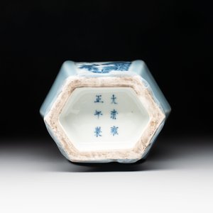 A Chinese blue and white claire-de-lune-ground 'landscape' vase, Yongzheng mark, 19th C. — photo 7