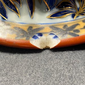 A Chinese blue and white clobbered vase and cover with floral design, Kangxi — 照片 11