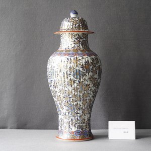 A Chinese blue and white clobbered vase and cover with floral design, Kangxi — 照片 12