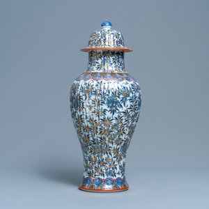 A Chinese blue and white clobbered vase and cover with floral design, Kangxi — 照片 4