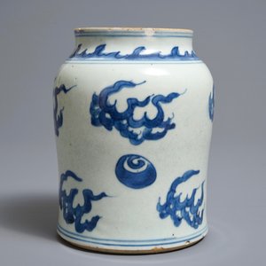 A Chinese blue and white 'clouds and flaming pearls' jar, Transitional period — 照片 4