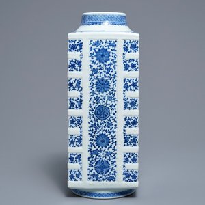 A Chinese blue and white cong vase with floral design, Qianlong mark, 19/20th C. — photo 1