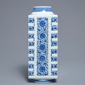 A Chinese blue and white cong vase with floral design, Qianlong mark, 19/20th C. — photo 2