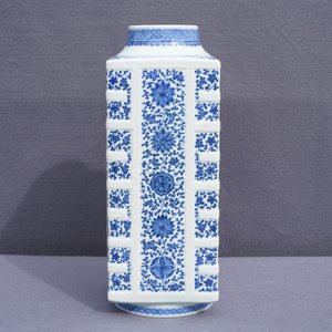 A Chinese blue and white cong vase with floral design, Qianlong mark, 19/20th C. — photo 8