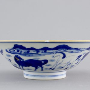 A Chinese blue and white conical bowl: "Horses of Mu Wang", Shunzhi/Kangxi, 17th C. — foto 4