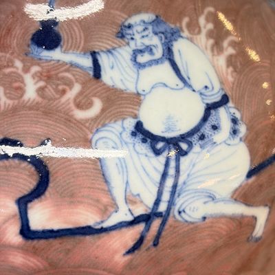 A Chinese blue and white copper-red-ground 'Eight Immortals and Shoulao' vase, Jiaqing mark and of the period — foto 7