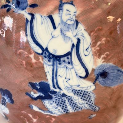 A Chinese blue and white copper-red-ground 'Eight Immortals and Shoulao' vase, Jiaqing mark and of the period — foto 8