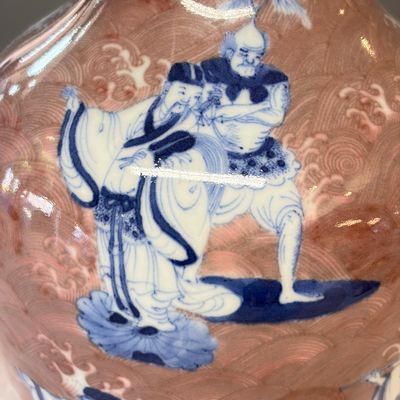 A Chinese blue and white copper-red-ground 'Eight Immortals and Shoulao' vase, Jiaqing mark and of the period — foto 9
