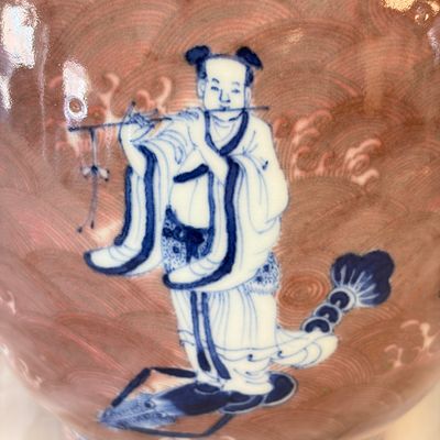 A Chinese blue and white copper-red-ground 'Eight Immortals and Shoulao' vase, Jiaqing mark and of the period — foto 12