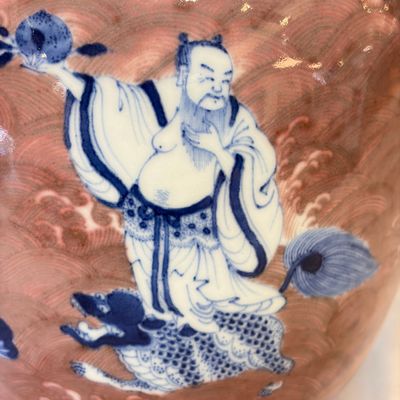 A Chinese blue and white copper-red-ground 'Eight Immortals and Shoulao' vase, Jiaqing mark and of the period — foto 13