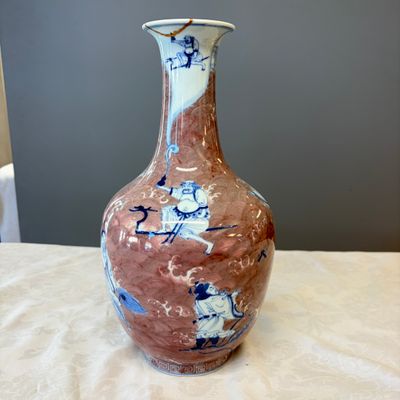 A Chinese blue and white copper-red-ground 'Eight Immortals and Shoulao' vase, Jiaqing mark and of the period — foto 1