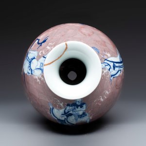 A Chinese blue and white copper-red-ground 'Eight Immortals and Shoulao' vase, Jiaqing mark and of the period — foto 6