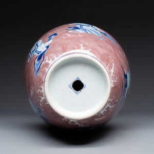 A Chinese blue and white copper-red-ground 'Eight Immortals and Shoulao' vase, Jiaqing mark and of the period — foto 7