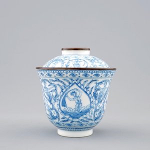 A Chinese blue and white covered Bencharong bowl for the Thai Market, 18/19th C. — photo 1