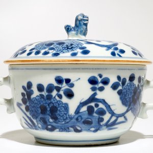 A Chinese blue and white covered bowl with ears, Kangxi — 照片 2