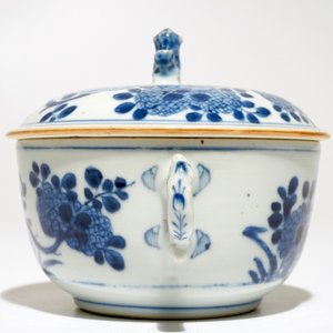 A Chinese blue and white covered bowl with ears, Kangxi — 照片 3