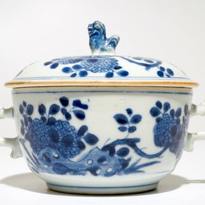 A Chinese blue and white covered bowl with ears, Kangxi — 照片 4
