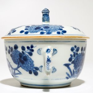 A Chinese blue and white covered bowl with ears, Kangxi — 照片 5
