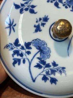 A Chinese blue and white covered bowl with floral design and gilt bronze mounts, Transitional period — photo 11
