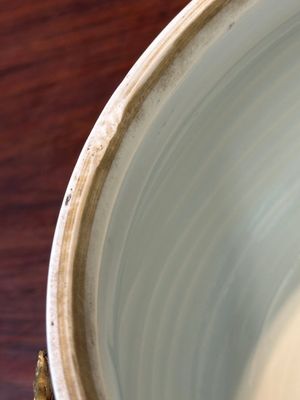 A Chinese blue and white covered bowl with floral design and gilt bronze mounts, Transitional period — photo 14