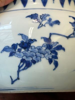 A Chinese blue and white covered bowl with floral design and gilt bronze mounts, Transitional period — photo 15