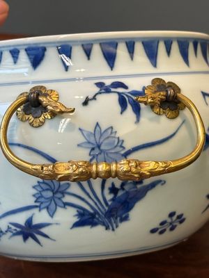 A Chinese blue and white covered bowl with floral design and gilt bronze mounts, Transitional period — photo 16