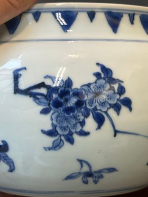 A Chinese blue and white covered bowl with floral design and gilt bronze mounts, Transitional period — photo 17