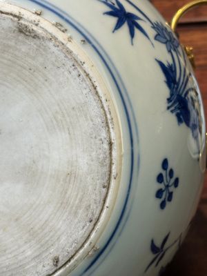 A Chinese blue and white covered bowl with floral design and gilt bronze mounts, Transitional period — photo 20