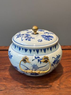 A Chinese blue and white covered bowl with floral design and gilt bronze mounts, Transitional period — photo 4