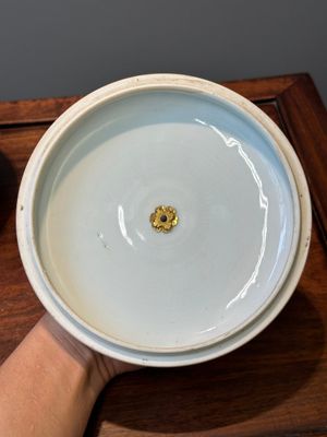 A Chinese blue and white covered bowl with floral design and gilt bronze mounts, Transitional period — photo 6