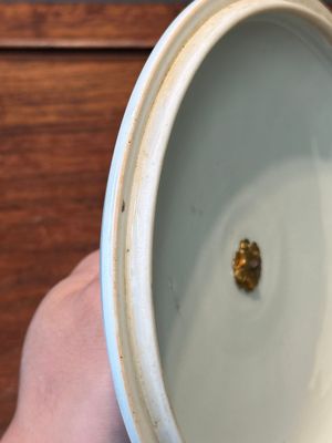 A Chinese blue and white covered bowl with floral design and gilt bronze mounts, Transitional period — photo 8