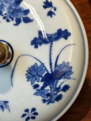 A Chinese blue and white covered bowl with floral design and gilt bronze mounts, Transitional period — photo 10