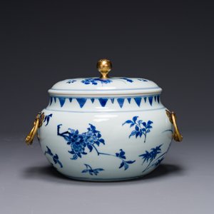 A Chinese blue and white covered bowl with floral design and gilt bronze mounts, Transitional period — photo 3