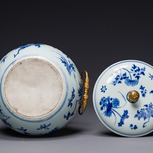 A Chinese blue and white covered bowl with floral design and gilt bronze mounts, Transitional period — photo 7
