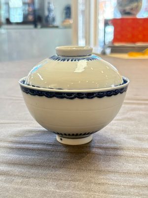 A Chinese blue and white covered bowl with incised floral design, Yongzheng/Qianlong — 照片 1