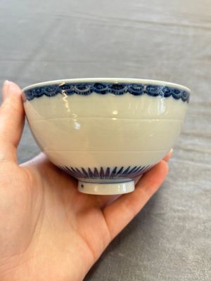 A Chinese blue and white covered bowl with incised floral design, Yongzheng/Qianlong — 照片 2