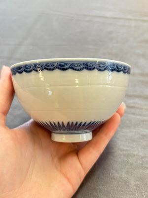 A Chinese blue and white covered bowl with incised floral design, Yongzheng/Qianlong — 照片 3