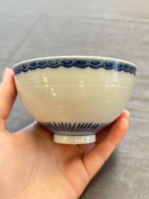 A Chinese blue and white covered bowl with incised floral design, Yongzheng/Qianlong — 照片 4